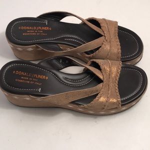 DONALD PLINER PLATFORM TAN GOLD WEDGE SLIDES